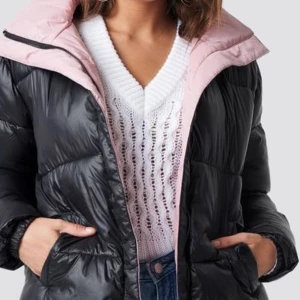 Puffer jacket med rosa innefoder - Lite varmare jacka i bra skick. Jackan är helsvart på utsidan men rosa på insidan. Luisa Lion x NA-KD. 100% polyester.