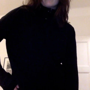 Zadig & Voltaire Polo, XL - Polotröja med Zip-up från Zadig & Voltaire. Storlek XL, herr. 95% Ull, 5% Cashemere. 