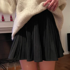 Helt ny kjol från Zara - Perfekt basic svart kjol från zara. Jättesöt och plisserad, helt oanvänd med lappen kvar.🤍🤍