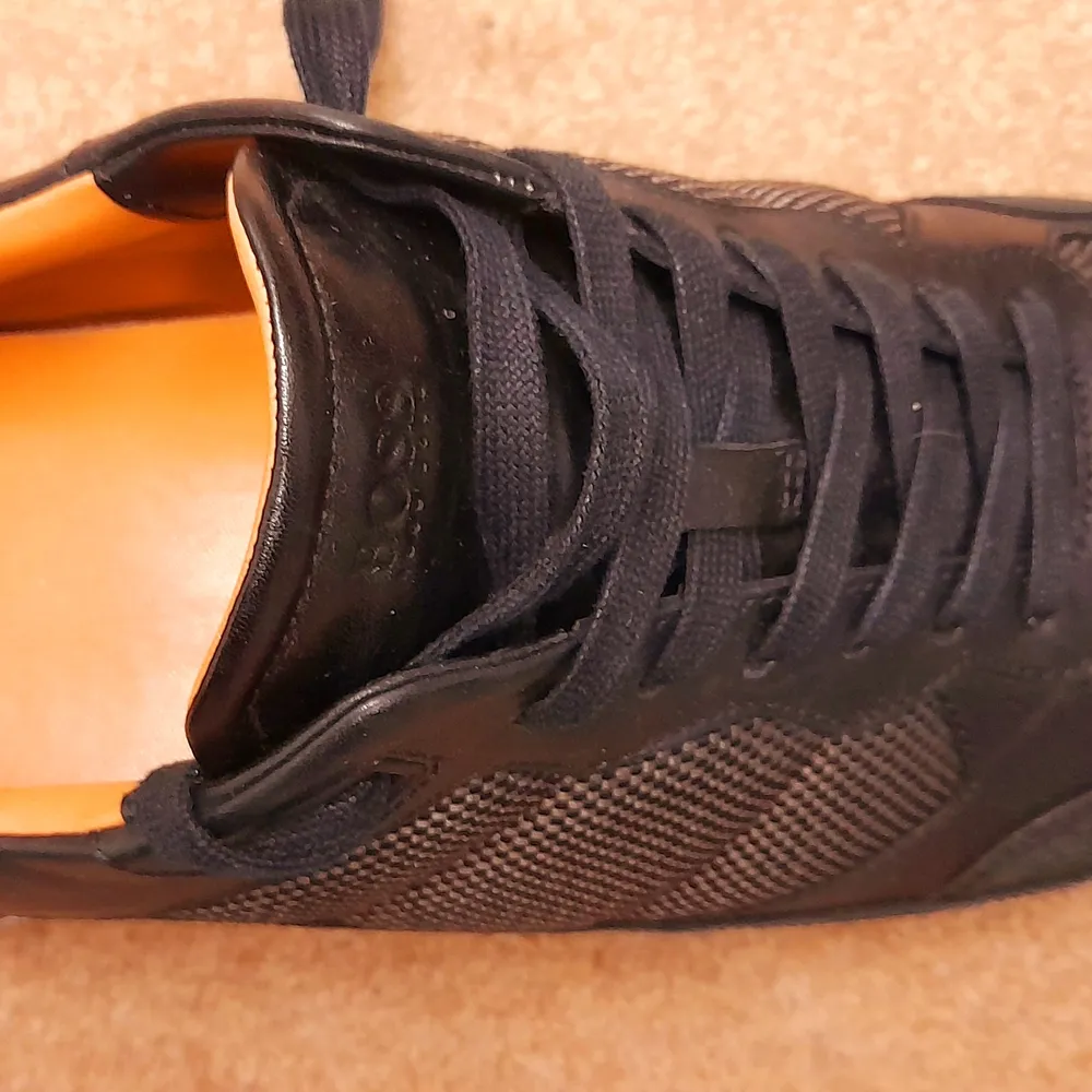Ett par nästan nya Hugo Boss Sneakers i kartong säljes pga fel storlek . Skor.
