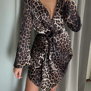 Leopard klänning silk - Boohoo. Helt ny med lappar kvar.  // Storlek Small