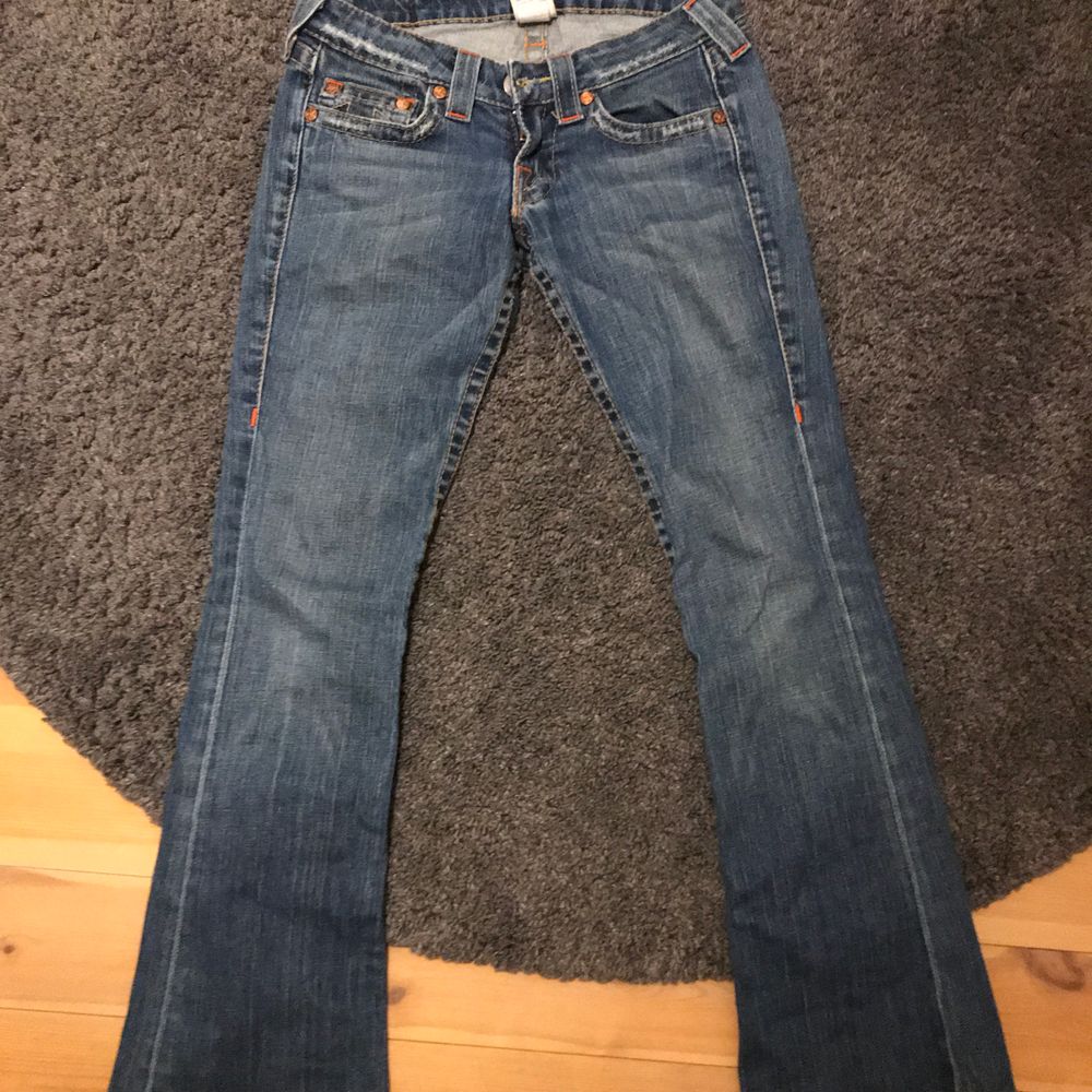 Skit fina true religon jeans har ett par nya därför säljer jag dessa. Jätte bra skick pris kan diskuteras jag kan även skicka fler bilder på pass form om det skulle behövas också mått.. Jeans & Byxor.