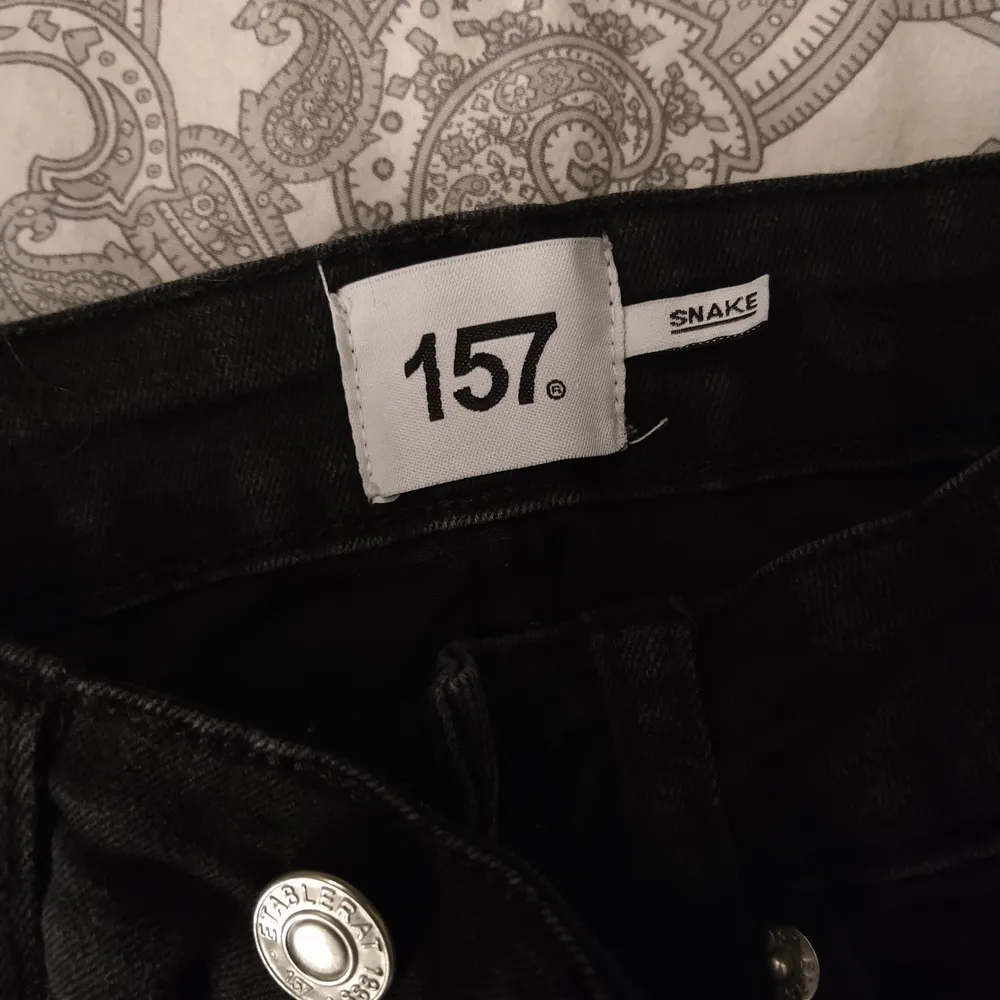 Nästan helt oanvända svarta jeans med hål från Lager 157. Står ingen storlek men har för mig att dom är i storlek xs. Skriv privat för mer bilder. Frakten står köparen för💞. Jeans & Byxor.