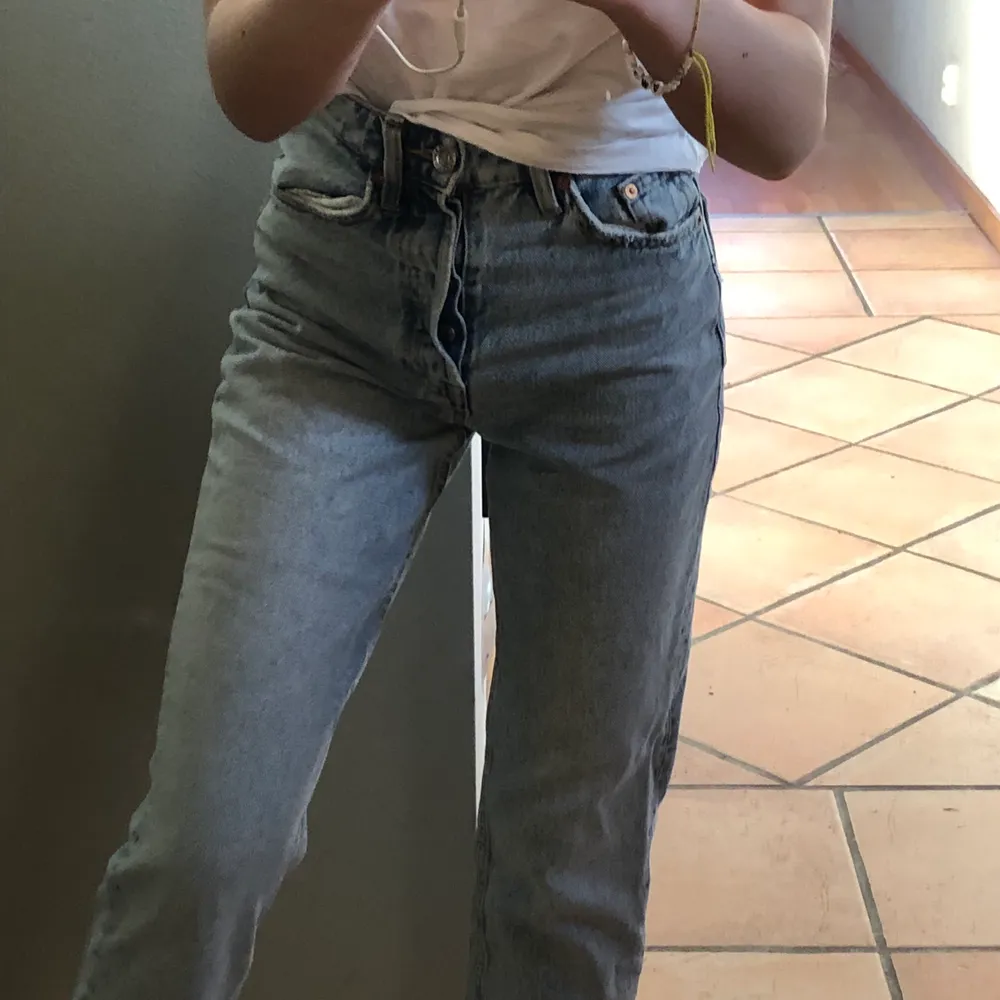 Ett par jätte fina jeans från Zara som sitter jätte fint, i storlek 32, lite korta på mig som är 165 cm💕 Färgen syns bäst på sista bilden😌  Anledningen till att dom säljs är att dom inte har kommit till användning av mig🥰 Vill man ha bättre bilder är de bara att skriva🤩. Jeans & Byxor.