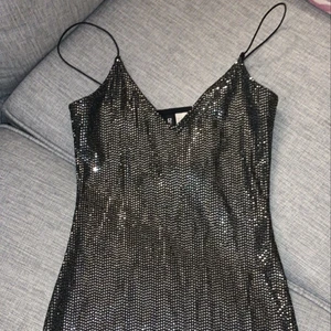 Glitter klänning - En glittrig klänning, passar jättefint till fester. Aldrig använd & har prislapp kvar! Kan fraktas 