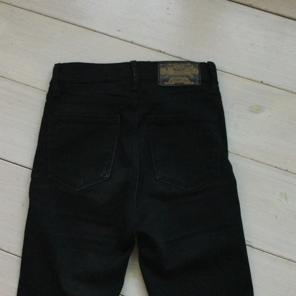 Svarta jeans i fint skick, skinny fit, 24/ 32, frakt ingår. Jeans & Byxor.