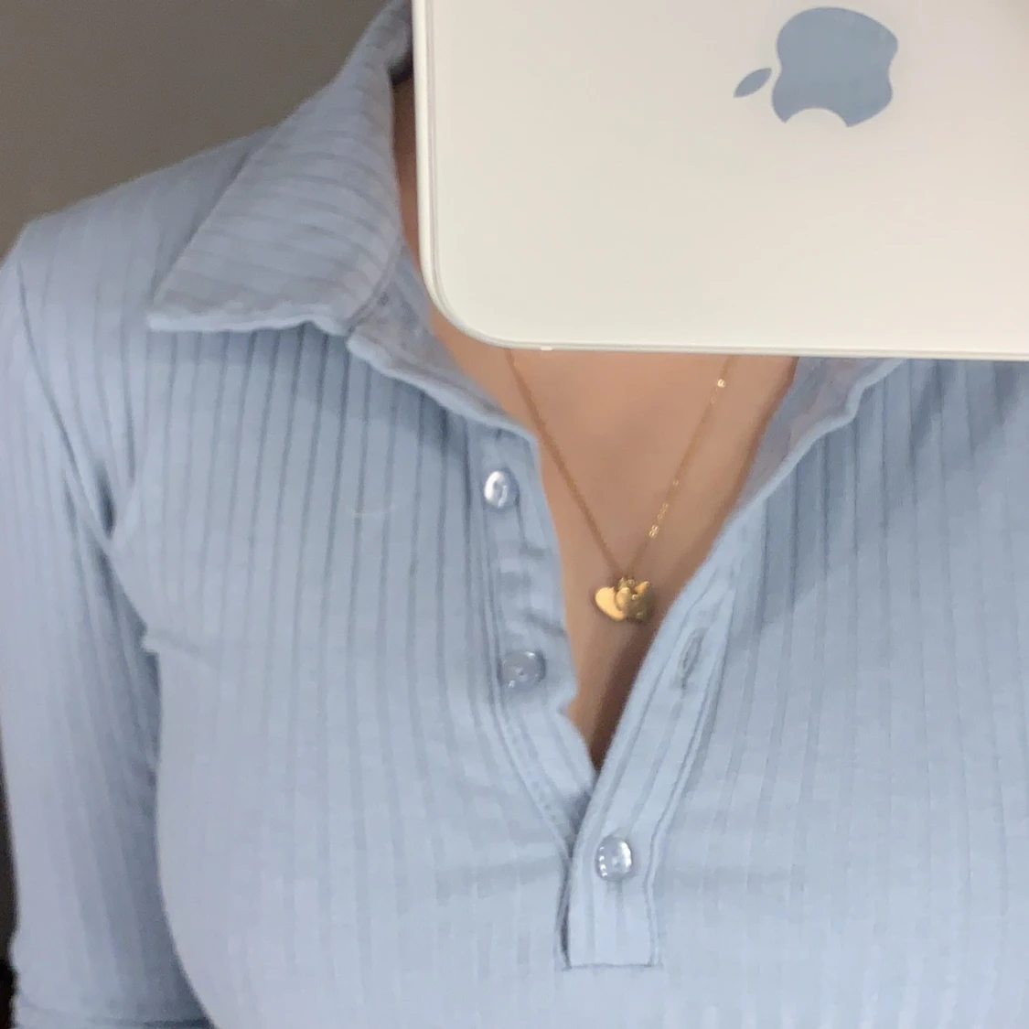 Ljusblå tröja med knappar - 90