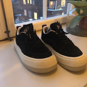 Eytys sneakers  - Svarta eytys sneakers i modell Sonic köptes för 2200kr. I bra skick, säljs för 1900kr i storlek 36