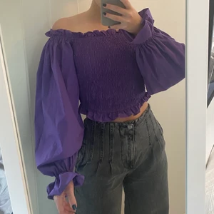 Lila topp med puffärm - Snygg tröja från NAKD💜 säljer pga för lite användning 