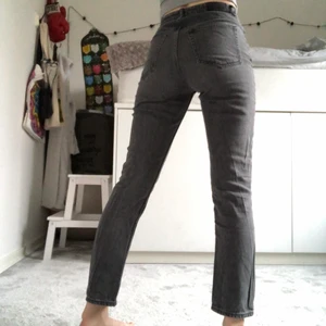 Gråa jeans från weekday - Ett par gråa jeans från weekday, storlek W24 & L28. Fint skick. Köpta för 500kr. Modellen på jeansen heter Seattle. Köpare står för frakt. Skriv till mig ifall du har frågor😊