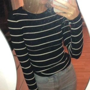 Randig tröja  - Randig tröja Gina tricot. Marinblå och vita ränder.