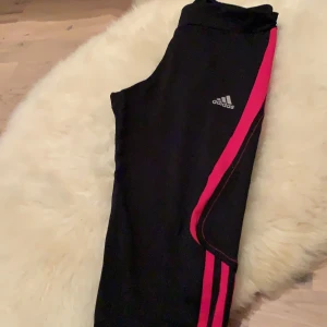 Adidas träningsbyxor  - Den är i god skick. Använd 1-2 ggr. 