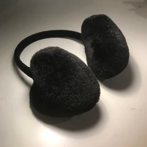 Öronmuffar - Svarta söta öronmuffar i fint skick! De är hjärtformade, 40kr 🎀
