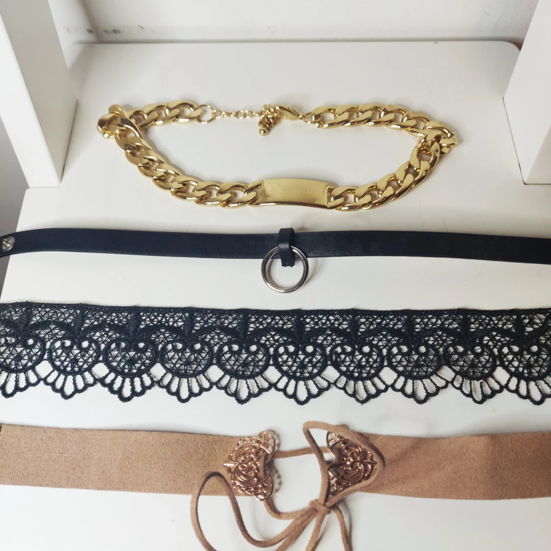 chokers I olika motiv och material