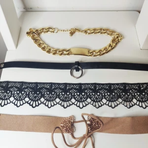 chokers I olika motiv och material - Olika choker halsband. Den nedersta är i faux suede material, sedan är den över i spets, den näst längst upp är i faux läder och den längst upp är i metall. Alla i fint skick! 1 för 10kr eller alla för 30 (pris går att diskutera) Frakt för 1 choker är 11kr men det kan ändras beroende på hur många du köper🥰