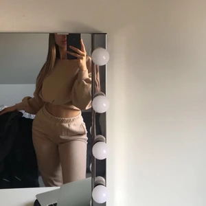 Beige mjukis tröja  - Tröja från gina, använd ett fåtal gånger. Tröjan e inte croppad, jag har bara knutit upp den på bilden. Frakt ingår i priset 💕 ✨