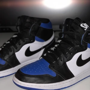 Jordan 1 Royal Toe High - Ett par Jordan 1 high i storlek 45. Väldigt bra skick. 9/10. Självklart äkta. Äkthetsbevis medföljer.