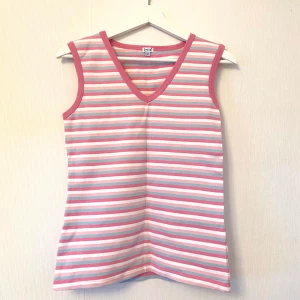  pastel väst - Randig väst i pastel färger. Köpt på second hand, nyskick. Köpare står för frakt. 