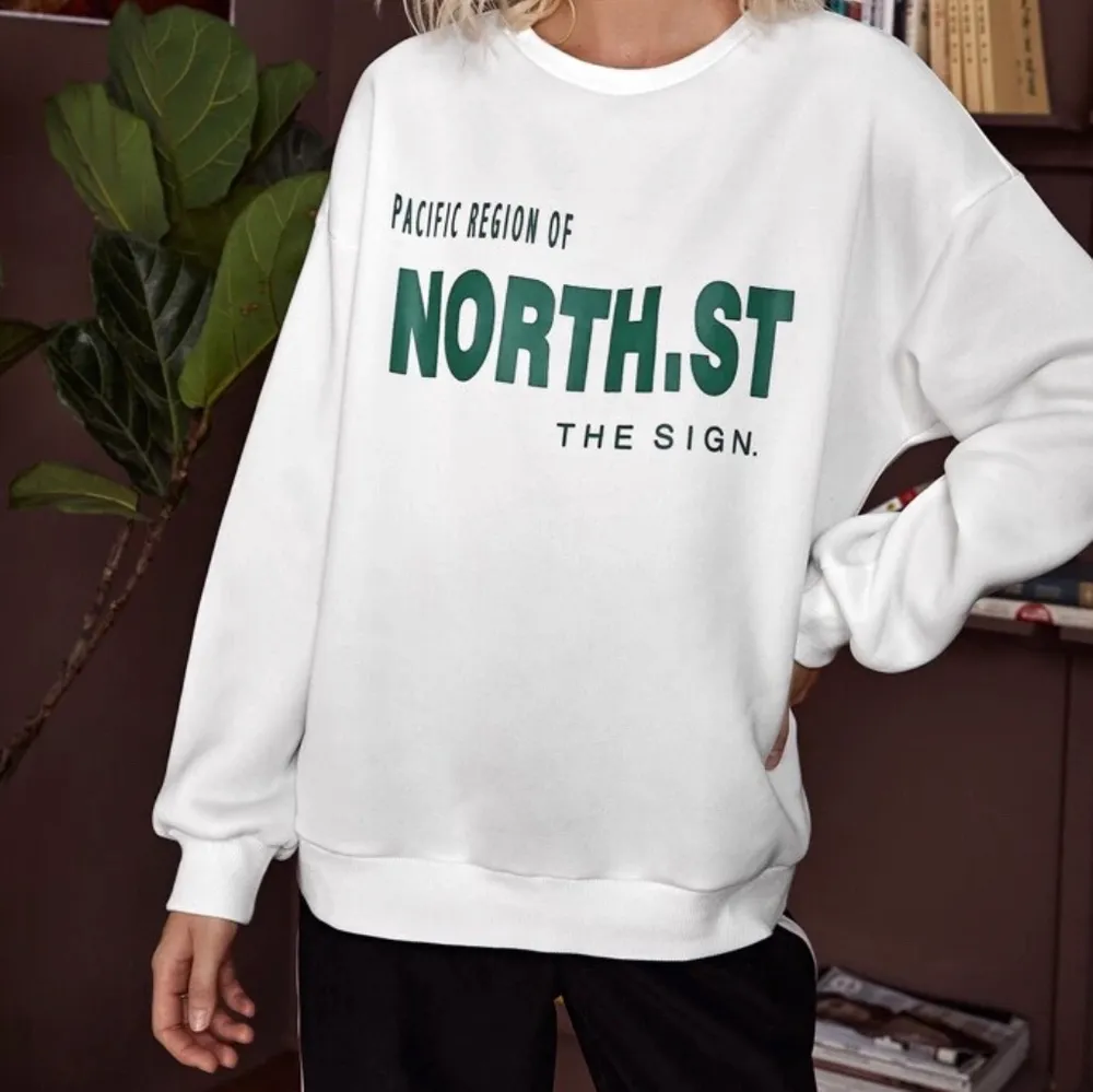 En snygg vit crewneck med grön text🥰 använd 2-3 ggr toppskick🥰. Tröjor & Koftor.