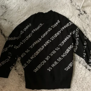 Tröja från Gina tricot strl XS - Tröja som är ganska stor i storleken. Modern och snygg tröja som är väldigt skön. Man kan både klä upp denna tröja med även klä ner. Storlek XS🖤Använt fåtal gånger vilket gör att den är i väldigt fint skick! 