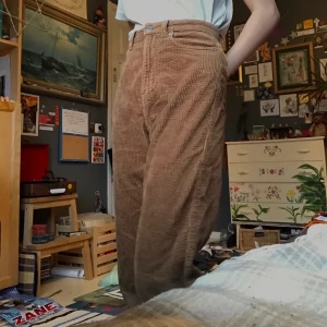 Manchesterbyxor  - bruna manchesterbyxor från weekday, köpta här på plick men inte kommit till användning, bra skick😌🤎 Buda i komentarerna (endast om du är säker att du vill köpa) <3