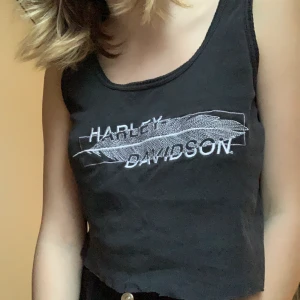 Harley Davidson linne  - Harley Davidson linne, köpte på beyond retro för 200kr så säljer nu för 100kr, kontakta mig om betalning och frakt;)