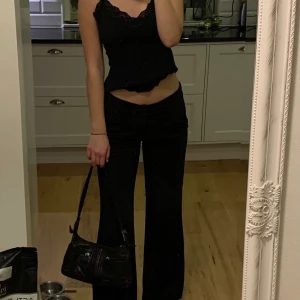 Svart kostymbyxa -  Mellan/låg midja o långa, jag är 176 lång. Från Zoul strl 38L men passar mig som ofta bär strl 36. Innerbenet är ca 78 cm, går till marken på mig. Frakt 62kr. Bud i kommentarerna! AVSLUTAS IKVÄLL kl 20!!!