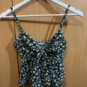 Blommigt linne - Supersöt sommartopp, kan skickas mot fraktkostnad 🚚