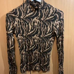 Tröja  - Fin tröja i tunt material, liten polokrage. Kan skickas mot fraktkostnad.