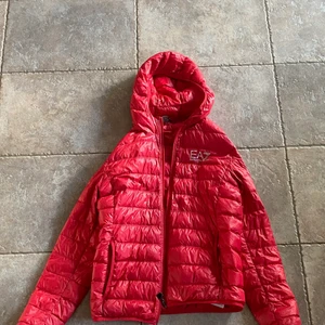 Ea7 dunjacka  - Liten i storleken och inte tts