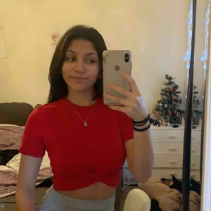  - säljer denna fina röda tröja för 50 då nypris är 150!! säljer pågrund av att jag aldrig använt den!! köparen står för frakten(: