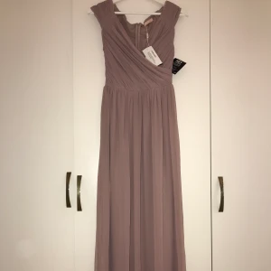 Balklänning Nelly! - Har aldrig använd, etikett kvar uppsydd för 160cm person med lagom höga klackar! Köpte den för 800 eller 900 säljer för 250!!!