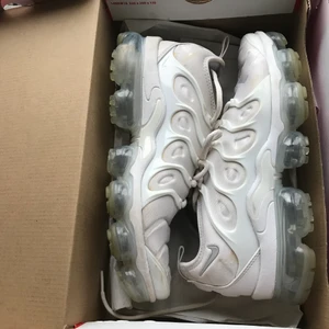 Nike air vapormax plus  - Inte använda många gånger men de blev lite leriga. Tvättat dem och fick bort det mesta så fortfarande väldigt fina! Skickas med originalkartong!