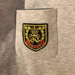 Juicy couture blus/klänning - Fint plagg från Juicy Couture! Hade när jag var yngre som klänning och funkar som både det och blus! Går såklart sy om till en kjol eller dylikt💕💕 Fint tryck på fickan fram💕💕