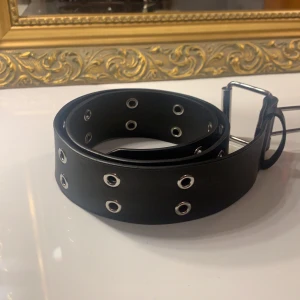 Hm bälte<3 - Köpte denna för exakt ett år sen på hm o har typ aldrig använt den, köpte den för 100kr säljer den för 60kr! (Om behövs budgivning gäller i kommentera eller privat)