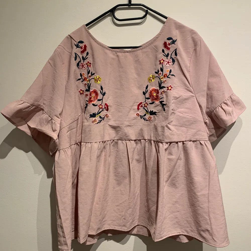 Brand new from SHEIN, never worn. Nice material great for summer. Embroidery on the bust is pretty and nice quality. . Blusar.