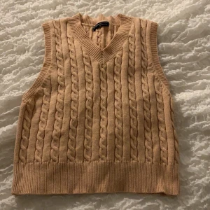 Stickad väst - Stickad väst i beige, helt ny endast testad. Storlek M men skulle säga att den är en S. Utgångspris 150kr❤️ buda i kommentarerna, avslutas tisdag 12/1 20:00❤️ ledande bud: 170💞