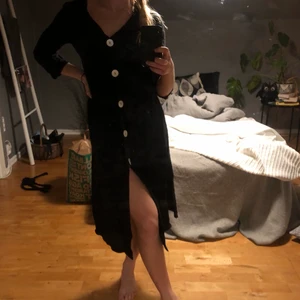 Fin sommarklänning i knälång modell - Härlig sommarklänning från Zara i knälång modell! Finns ett skärp i sidan som går att dra in i midjan om man känner för det! Använd runt 5 gånger så tyget är i fint skick! Den sista knappen har gått av dessvärre...