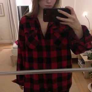 Röd flanell🧯 - Säljer denna fina röda flanell skjortan som har används ett flertal gånger men är i ett gott skick. Den är i storleken L och är oversized🧯🍄 Kontakta vid intresse❤️