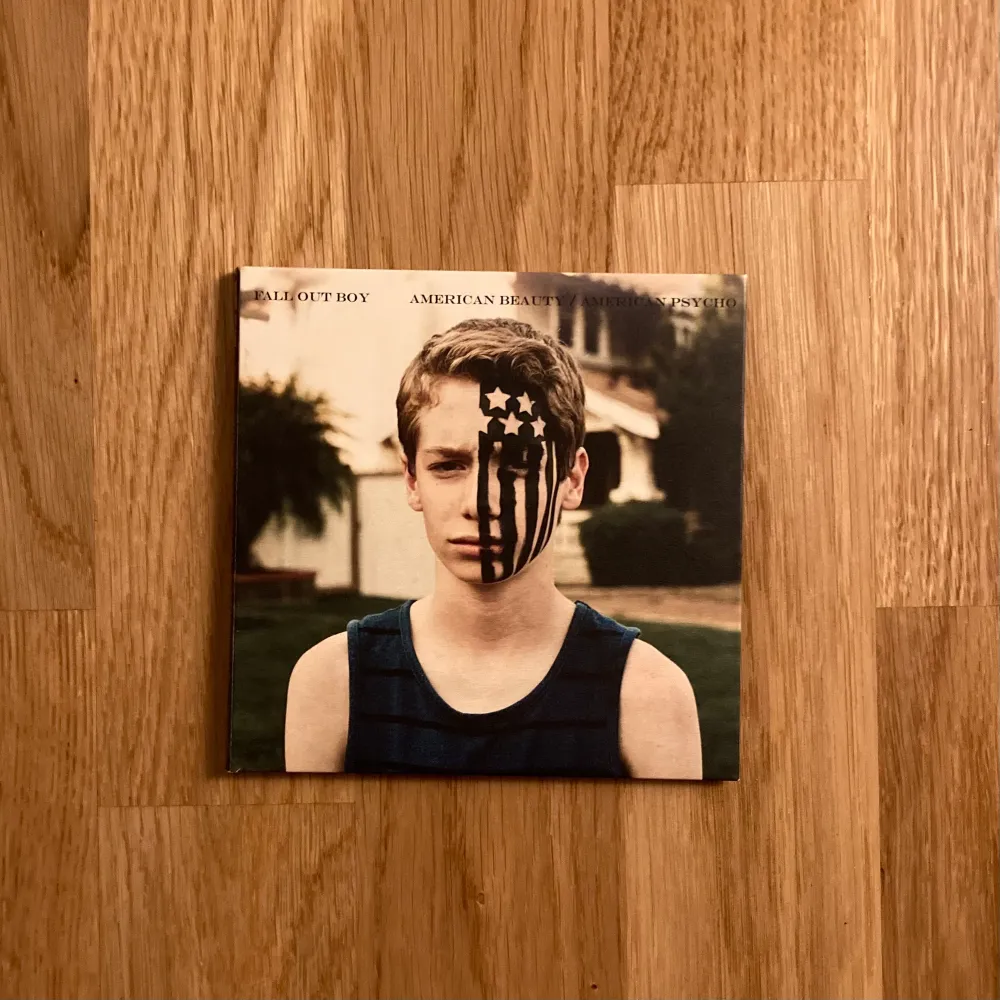 Fall out boys album ”American beuty/american psycho” på cd. Limited edition upplaga med blå skiva, pappfodral och liten poster.. Övrigt.
