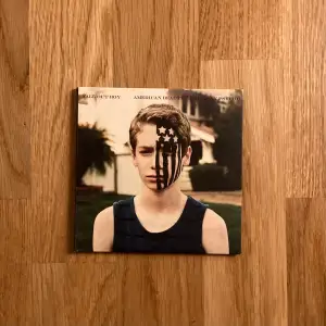 Fall out boys album ”American beuty/american psycho” på cd. Limited edition upplaga med blå skiva, pappfodral och liten poster.