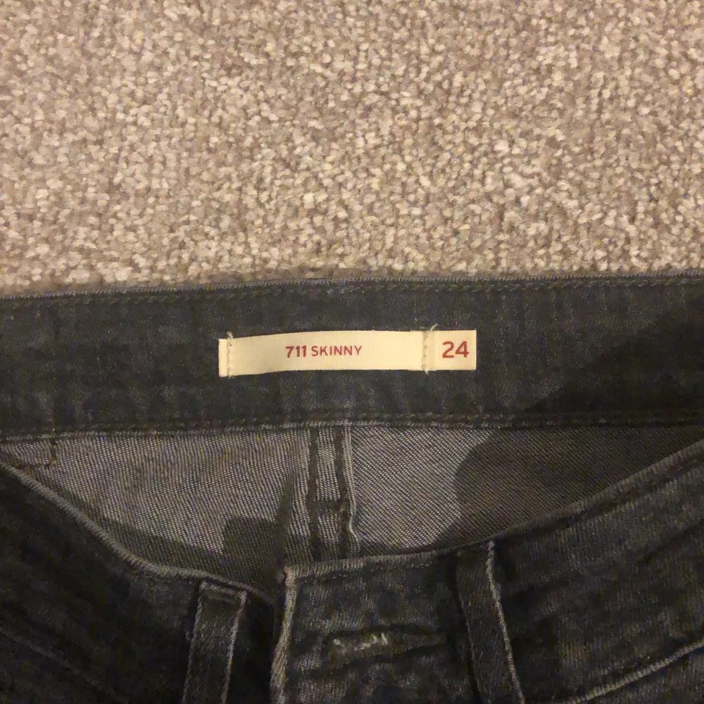 Ett par gråsvarta jeans i modell 711 skinny från Levis. Säljs på hemsidan för 999kr. Nästan oanvända. L30. . Jeans & Byxor.