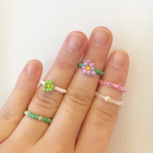 Ringar - Handgjorda ringar🌸 Mina fingrar är på den tjockare sidan så ringarna som inte går enda ner på fingrarna i bilden ska vara medel storlek!💗 15kr styck🌸