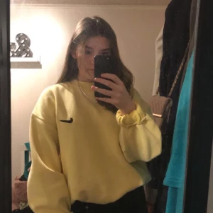 Vintage Nike sweatshirt - Intressekoll på min gula Nike sweatshirt, lite vintage sådär🤩Köpt second hand o därav kan jag inte försäkra er om att den är äkta