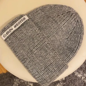 Mössa - Säljer min Carin Wester mössa💞Aldrig använd!! Nypriset är 600 kr.
