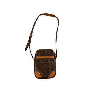 Louis Vuitton väska i bra skick. Köpt för 6500kr  och jag säljer den endast för 4000kr. Condition 7.5/10. Väskan är perfekt för både killar och tjejer. Den är också väldigt populär och inte lätt att få tag på. Den kan bli din. 👜🌻