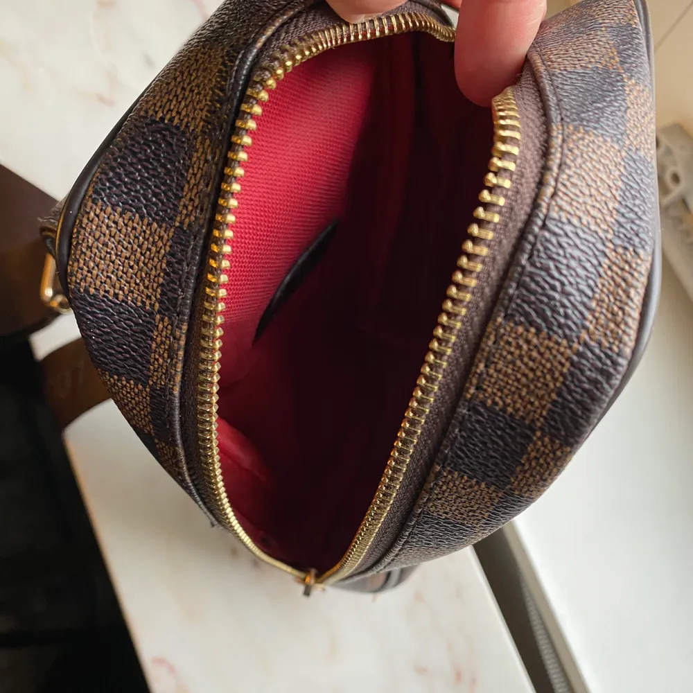 Louis Vuitton inspirerad väska i mycket fint skick! Har använt som miniryggsäck, funkat väldigt bra. Spårbar frakt tillkommer på 66 kronor🤍. Väskor.