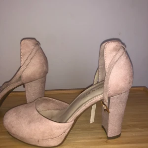 Klackskor  - Använt ett par gånger men fortfarande väldigt fina till finare tillställningar. Gammel rosa färg. 