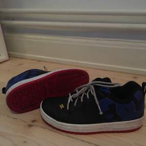 DC skater skor, storlek 36. Skorna är svarta med blått och gult DC detalj. Under skon är färgen röd. Använd fåtal gånger, köper man nya skosnören är dom nästan som nya. 