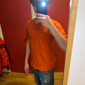 Acne studios  - Orange T-shirt från Acne studios i small, passar även medium 